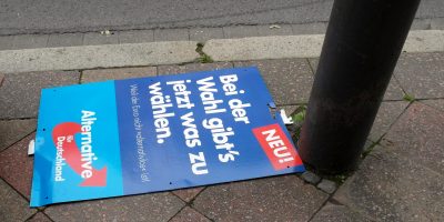 AFD plakat nedslagen